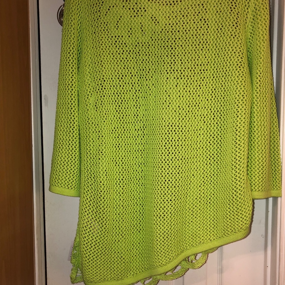Hearts of Palm Lime Stylish figure enhancing crochet cover up. - Picture 5 of 8